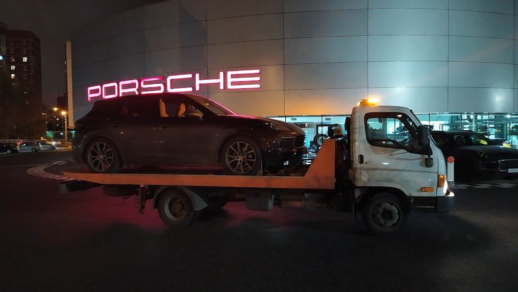 Эвакуация легкового автомобиля Porsche ночью