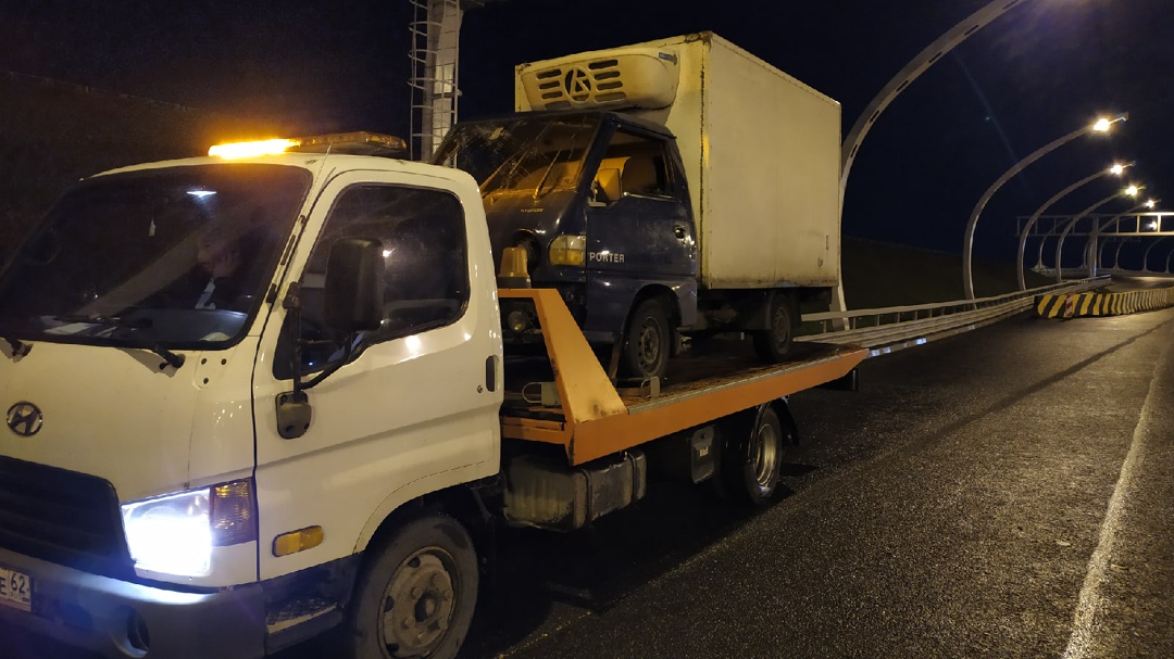 Наш эвакуатор Hyundai HD78 эвакуирует коммерческий грузовик Hyundai Porter на трассе ночью